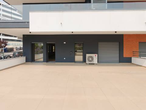 Apartamento T3+1 nas Colinas do Cruzeiro com terraço, estacionamento para 4 Viaturas e Arrecadação