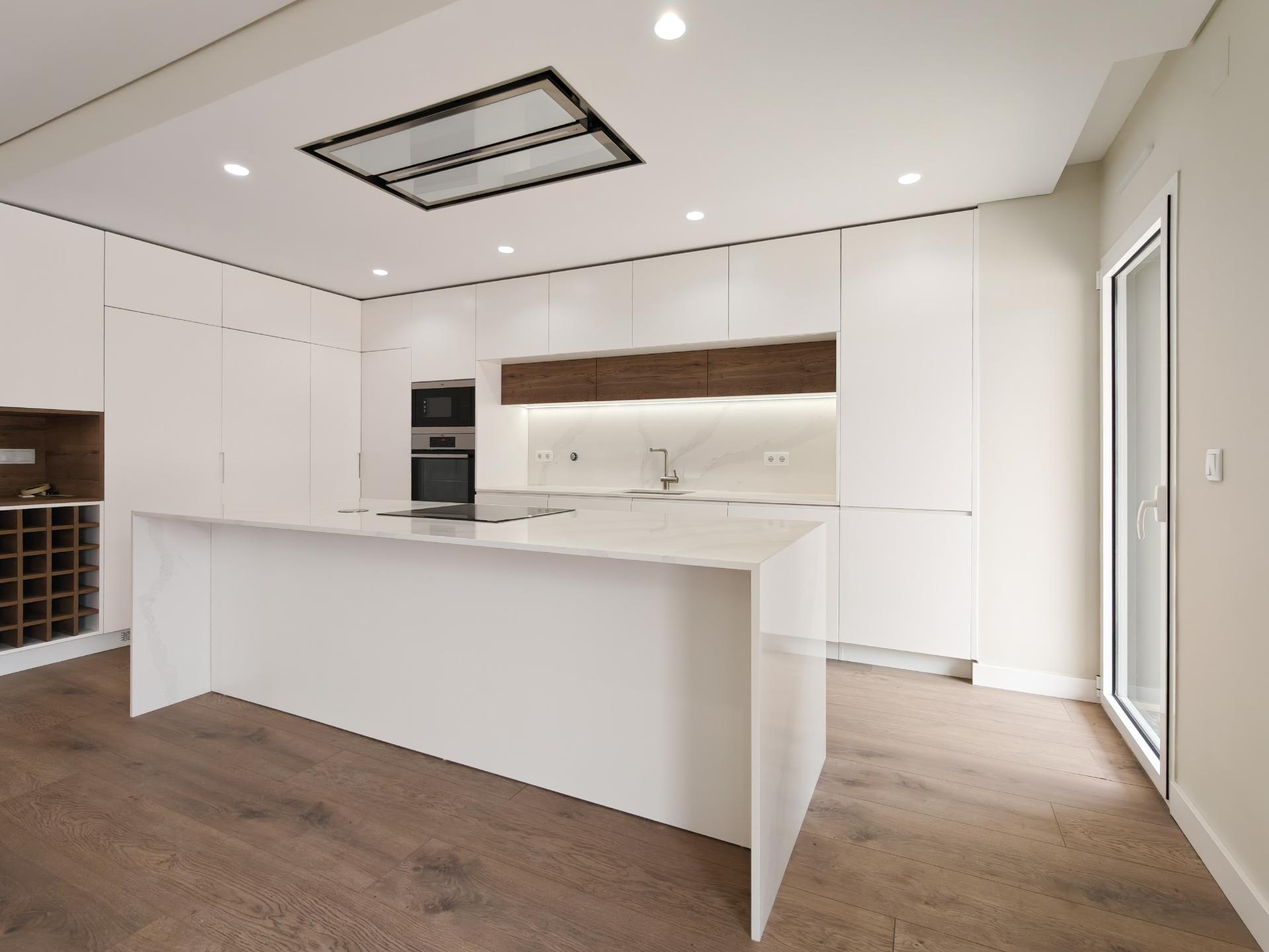 Apartamento T3+1 nas Colinas do Cruzeiro com terraço, estacionamento para 4 Viaturas e Arrecadação