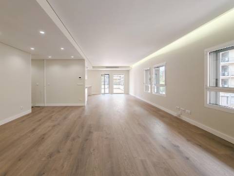 Apartamento T3+1 nas Colinas do Cruzeiro com terraço, estacionamento para 4 Viaturas e Arrecadação