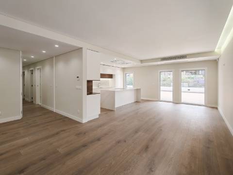 Apartamento T3+1 nas Colinas do Cruzeiro com terraço, estacionamento para 4 Viaturas e Arrecadação