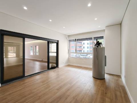 Apartamento T3+1 nas Colinas do Cruzeiro com terraço, estacionamento para 4 Viaturas e Arrecadação