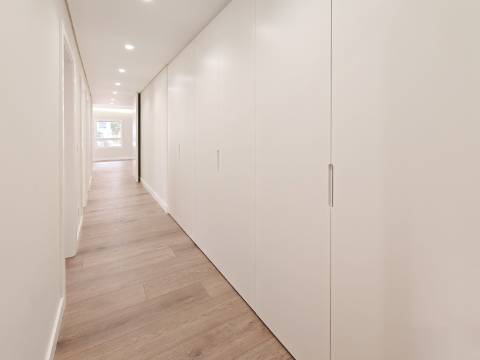 Apartamento T3+1 nas Colinas do Cruzeiro com terraço, estacionamento para 4 Viaturas e Arrecadação