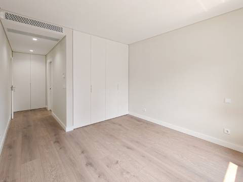 Apartamento T3+1 nas Colinas do Cruzeiro com terraço, estacionamento para 4 Viaturas e Arrecadação