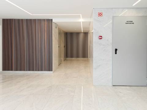 Apartamento T3+1 nas Colinas do Cruzeiro com terraço, estacionamento para 4 Viaturas e Arrecadação