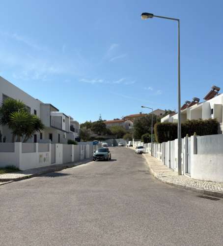 Moradia T3 em banda com Piscina, jardim e acabamentos de excelência no Estoril