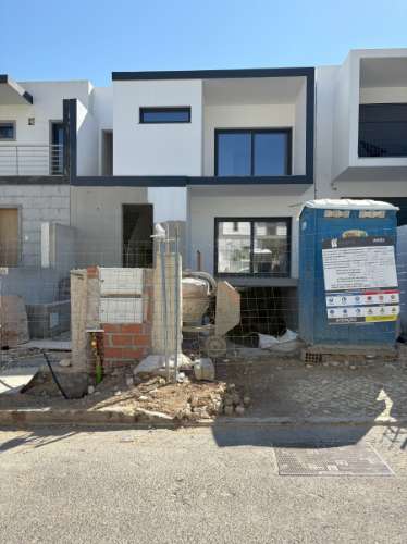 Moradia T3 em banda com Piscina, jardim e acabamentos de excelência no Estoril