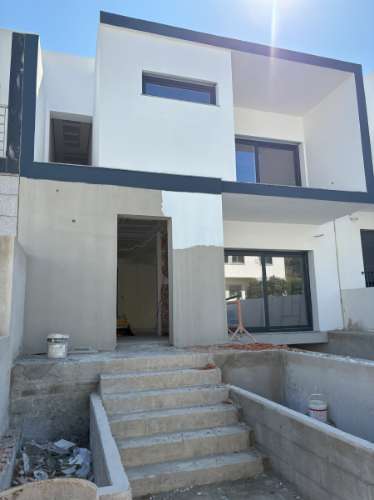 Moradia T3 em banda com Piscina, jardim e acabamentos de excelência no Estoril