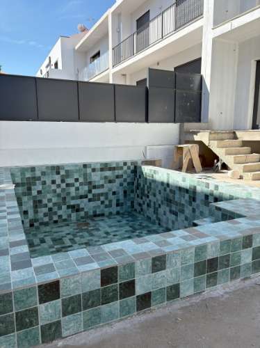 Moradia T3 em banda com Piscina, jardim e acabamentos de excelência no Estoril