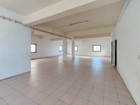 Loja ou Armazém com 128m2 no Casal Novo em Caneças - Odivelas