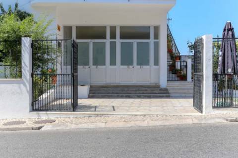 Loja ou Armazém com 128m2 no Casal Novo em Caneças - Odivelas