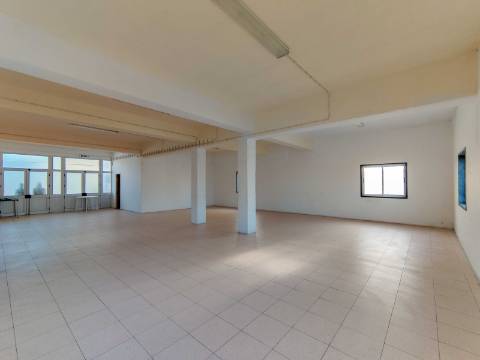 Loja ou Armazém com 128m2 no Casal Novo em Caneças - Odivelas