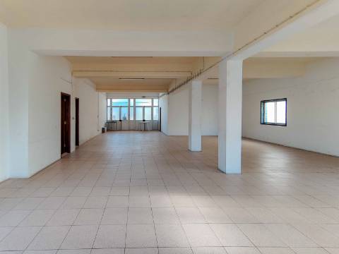 Loja ou Armazém com 128m2 no Casal Novo em Caneças - Odivelas