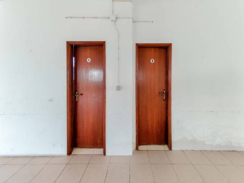 Loja ou Armazém com 128m2 no Casal Novo em Caneças - Odivelas