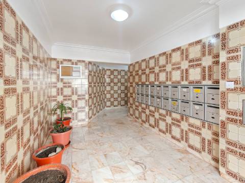 Exclusivo GMG Imobiliária | T2 Luminoso e Bem Estimado | Amadora - São Brás