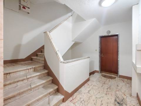 Exclusivo GMG Imobiliária | T2 Luminoso e Bem Estimado | Amadora - São Brás