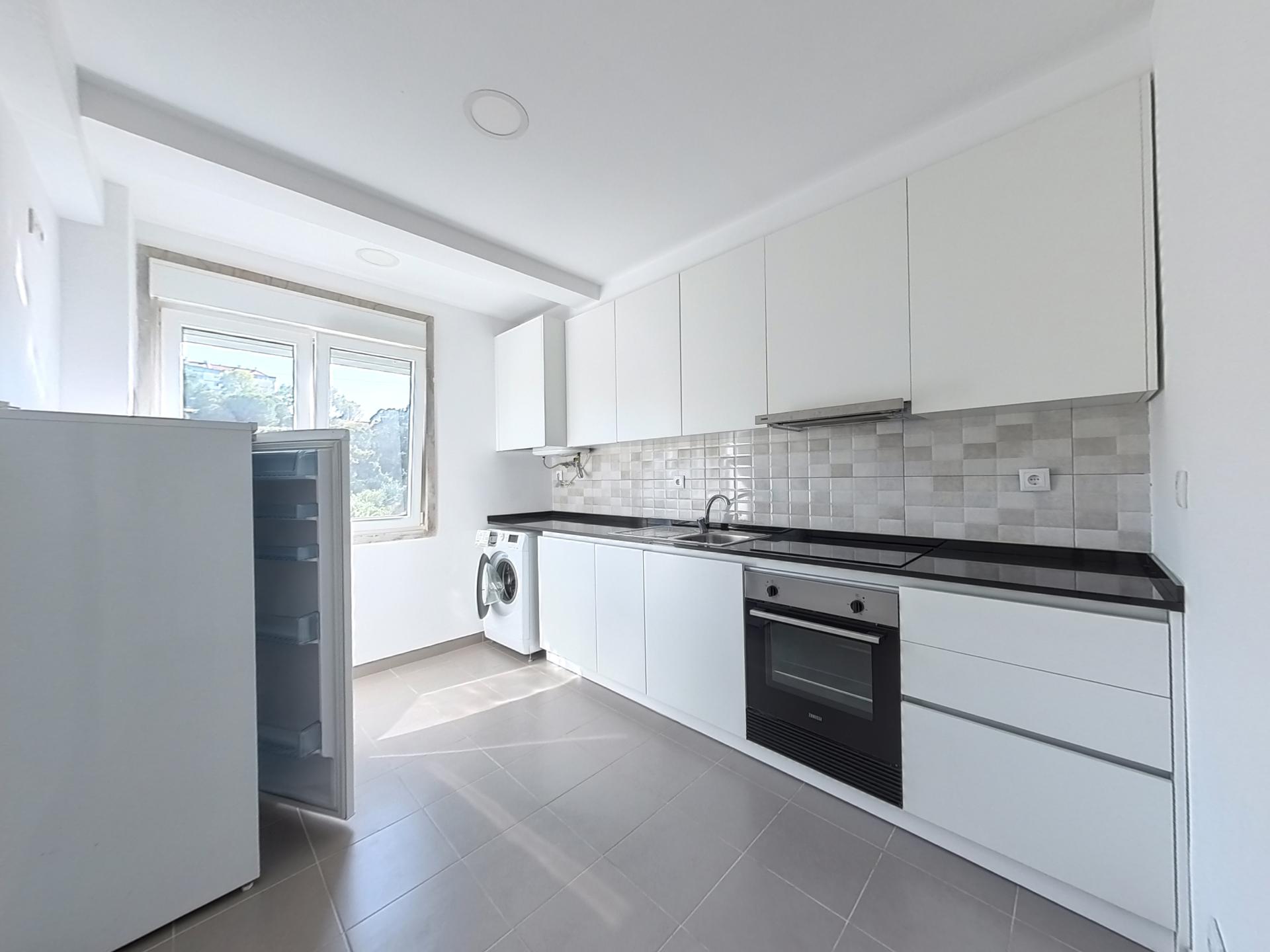 Apartamento T2 Remodelado para Arrendamento - Rua Aura Abranches, Ramada (Odivelas)