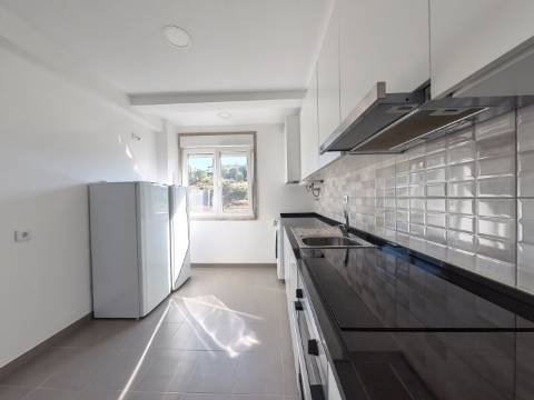 Apartamento T2 Remodelado para Arrendamento - Rua Aura Abranches, Ramada (Odivelas)