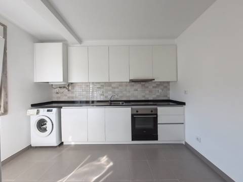 Apartamento T2 Remodelado para Arrendamento - Rua Aura Abranches, Ramada (Odivelas)