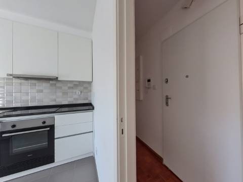 Apartamento T2 Remodelado para Arrendamento - Rua Aura Abranches, Ramada (Odivelas)