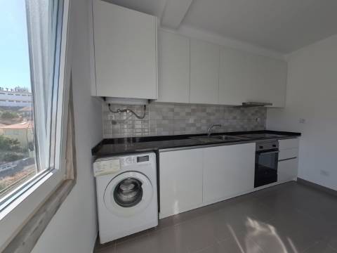 Apartamento T2 Remodelado para Arrendamento - Rua Aura Abranches, Ramada (Odivelas)