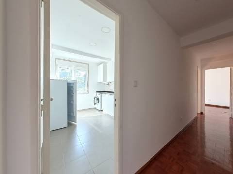 Apartamento T2 Remodelado para Arrendamento - Rua Aura Abranches, Ramada (Odivelas)