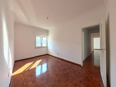 Apartamento T2 Remodelado para Arrendamento - Rua Aura Abranches, Ramada (Odivelas)