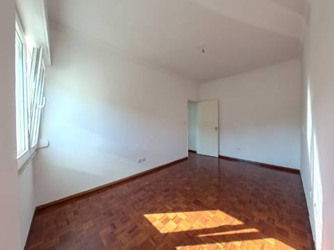 Apartamento T2 Remodelado para Arrendamento - Rua Aura Abranches, Ramada (Odivelas)