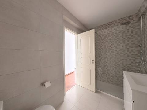 Apartamento T2 Remodelado para Arrendamento - Rua Aura Abranches, Ramada (Odivelas)