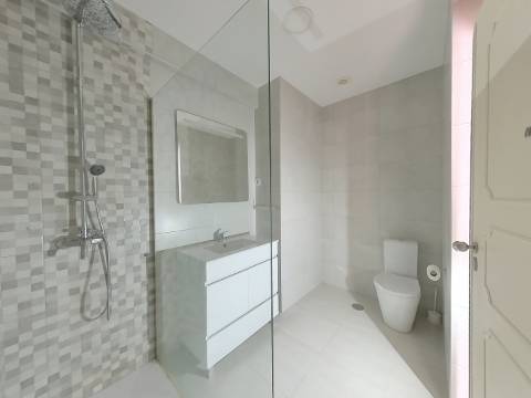 Apartamento T2 Remodelado para Arrendamento - Rua Aura Abranches, Ramada (Odivelas)