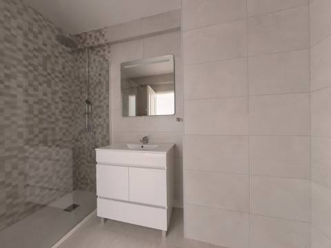 Apartamento T2 Remodelado para Arrendamento - Rua Aura Abranches, Ramada (Odivelas)