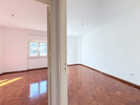 Apartamento T2 Remodelado para Arrendamento - Rua Aura Abranches, Ramada (Odivelas)