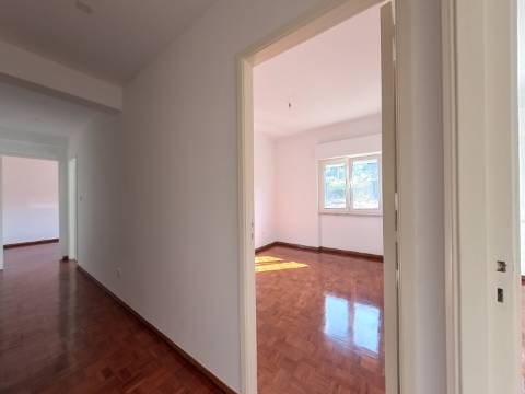 Apartamento T2 Remodelado para Arrendamento - Rua Aura Abranches, Ramada (Odivelas)