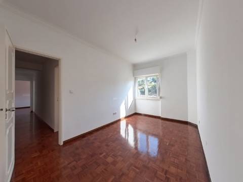 Apartamento T2 Remodelado para Arrendamento - Rua Aura Abranches, Ramada (Odivelas)