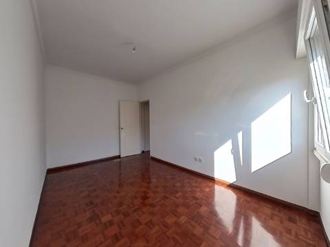 Apartamento T2 Remodelado para Arrendamento - Rua Aura Abranches, Ramada (Odivelas)