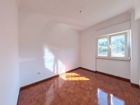 Apartamento T2 Remodelado para Arrendamento - Rua Aura Abranches, Ramada (Odivelas)