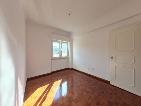 Apartamento T2 Remodelado para Arrendamento - Rua Aura Abranches, Ramada (Odivelas)