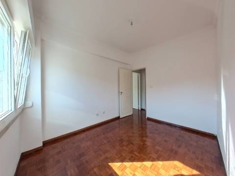 Apartamento T2 Remodelado para Arrendamento - Rua Aura Abranches, Ramada (Odivelas)