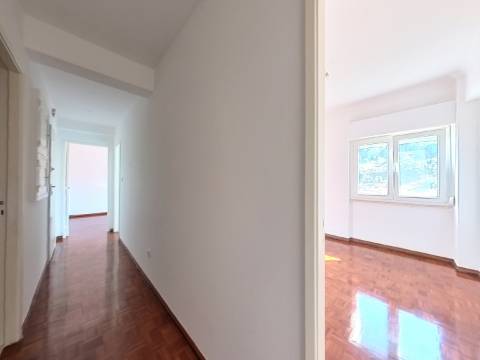 Apartamento T2 Remodelado para Arrendamento - Rua Aura Abranches, Ramada (Odivelas)