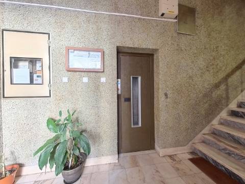 Apartamento T2 Remodelado para Arrendamento - Rua Aura Abranches, Ramada (Odivelas)