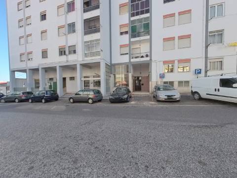 Apartamento T2 Remodelado para Arrendamento - Rua Aura Abranches, Ramada (Odivelas)