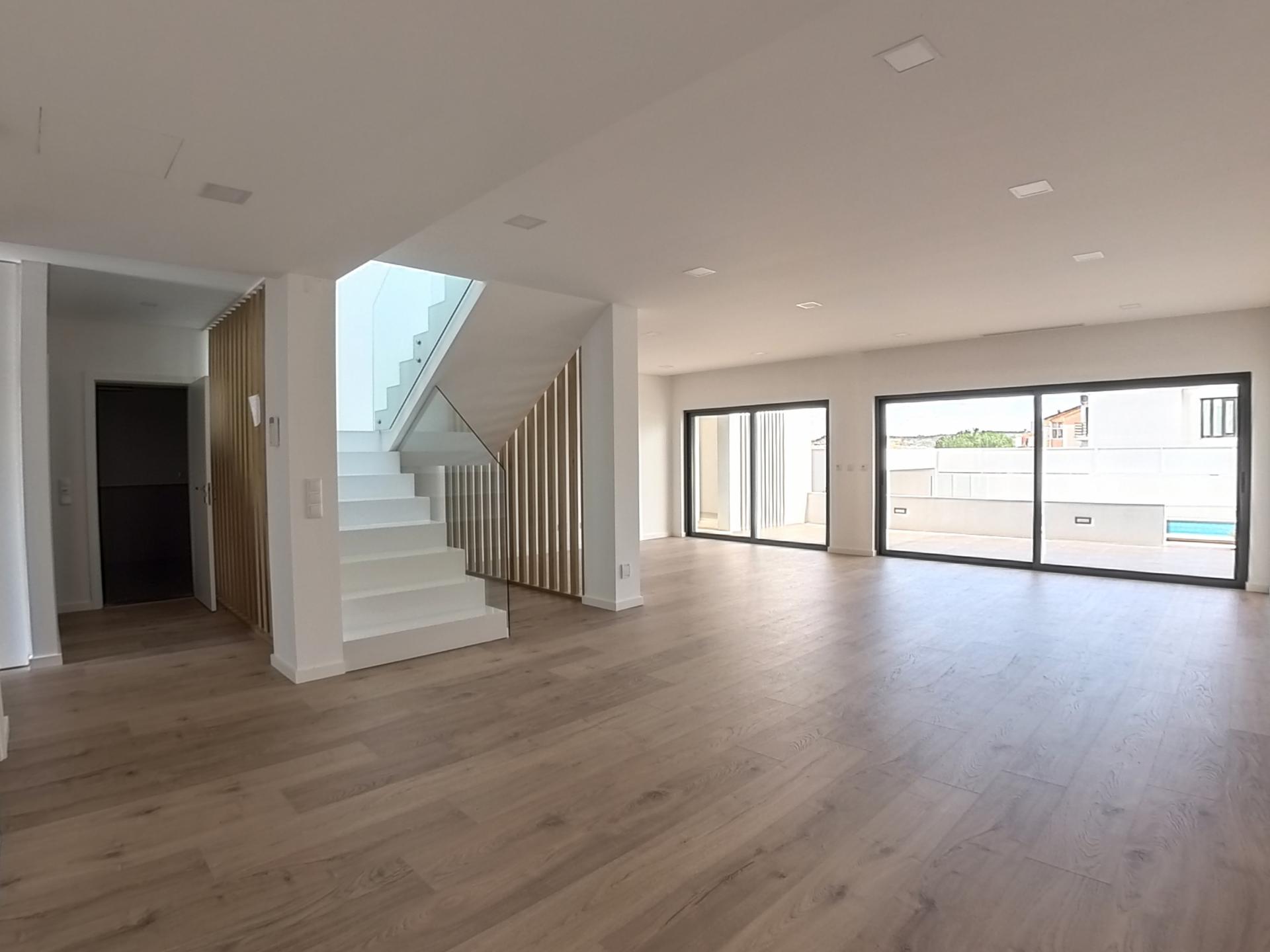 Moradia T4 em Condomínio Exclusivo - Fanqueiro, Loures