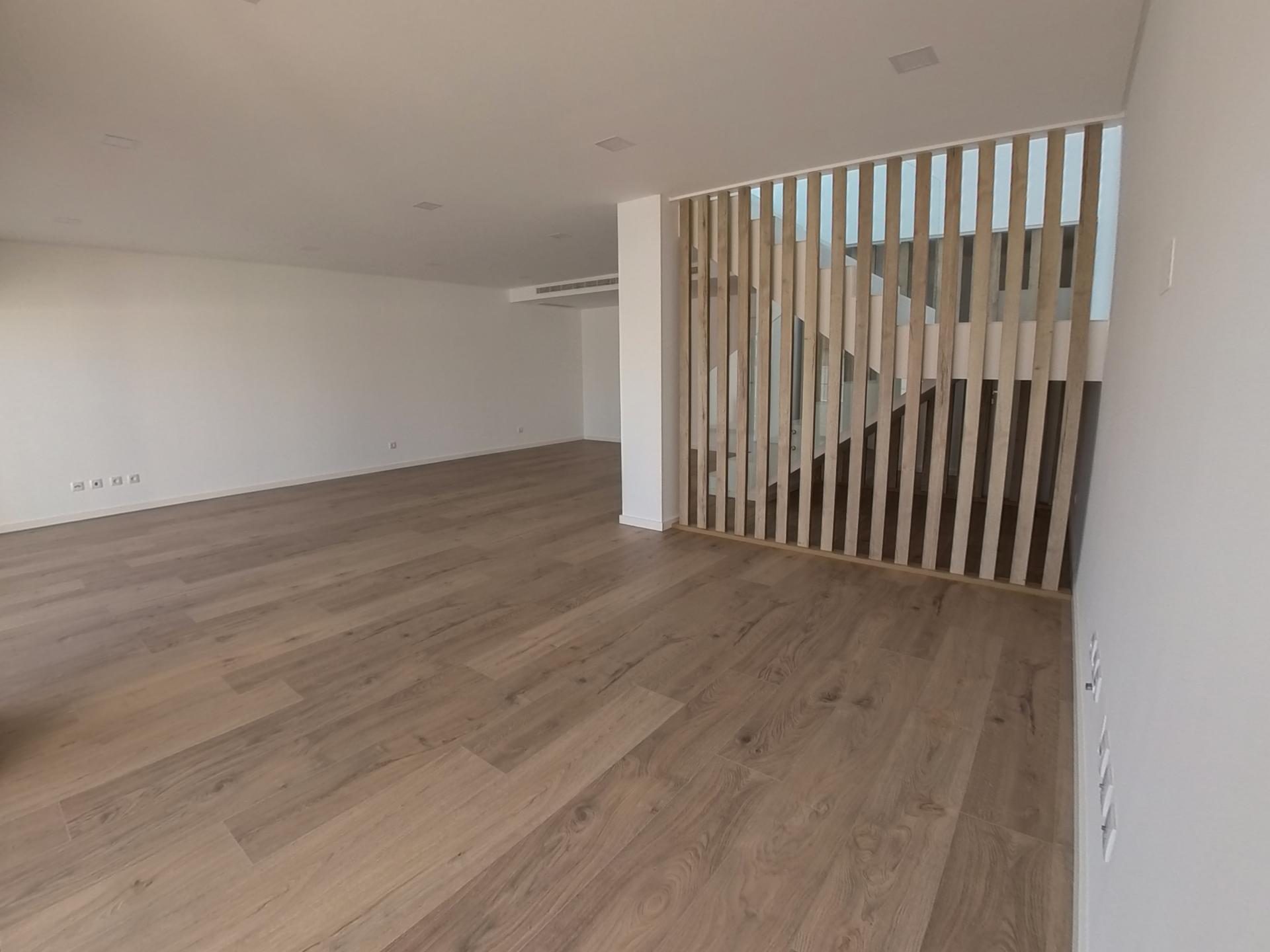 Moradia T4 em Condomínio Exclusivo - Fanqueiro, Loures