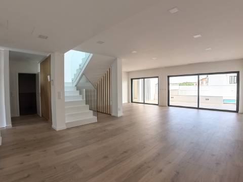Moradia T4 em Condomínio Exclusivo | Fanqueiro, Loures