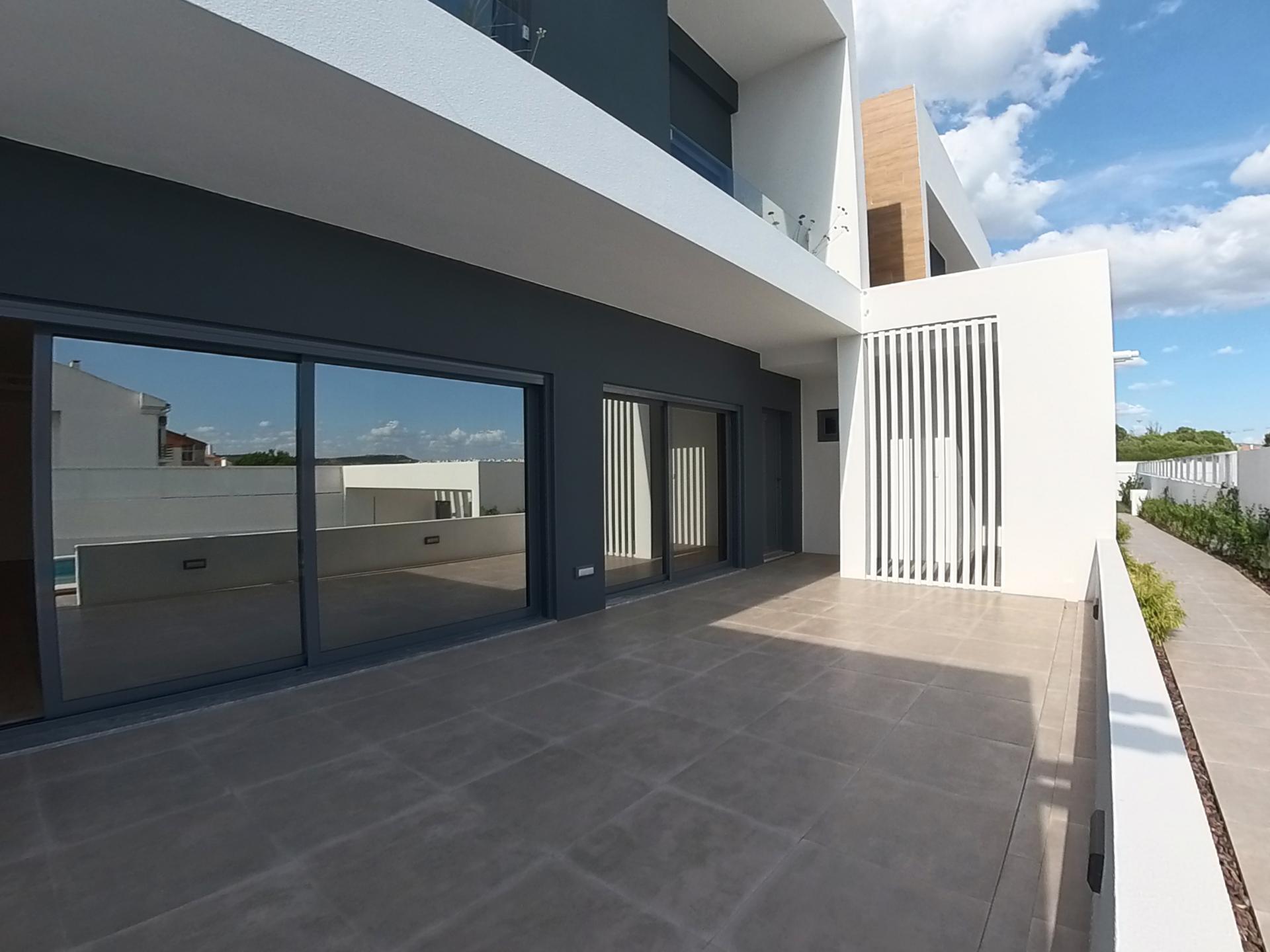 Moradia T4 em Condomínio Exclusivo - Fanqueiro, Loures
