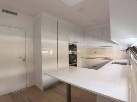 Moradia T4 em Condomínio Exclusivo | Fanqueiro, Loures