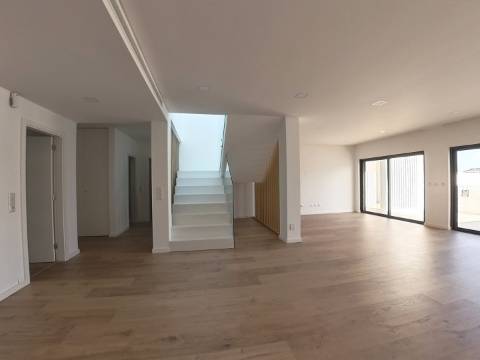 Moradia T4 em Condomínio Exclusivo | Fanqueiro, Loures