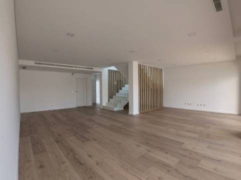 Moradia T4 em Condomínio Exclusivo | Fanqueiro, Loures