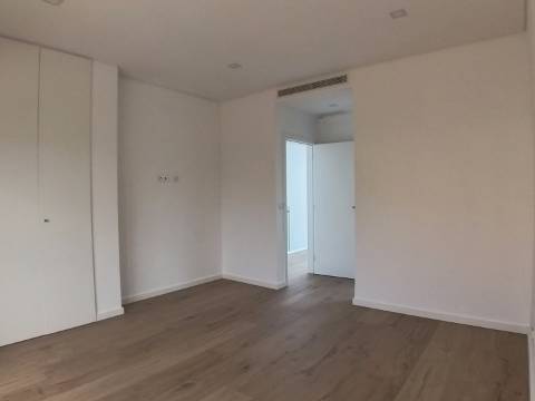 Moradia T4 em Condomínio Exclusivo | Fanqueiro, Loures