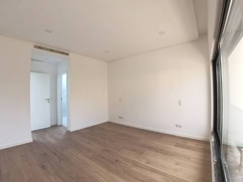 Moradia T4 em Condomínio Exclusivo | Fanqueiro, Loures