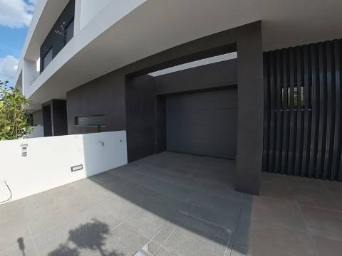 Moradia T4 em Condomínio Exclusivo | Fanqueiro, Loures